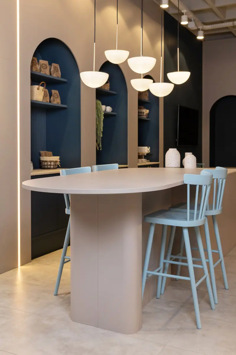 Mesa em península com cadeiras azul-claro e nichos azuis